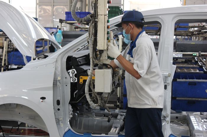 Proses produksi mobil di pabrik PT Suzuki Indomobil Motor Cikarang, Jawa Barat
