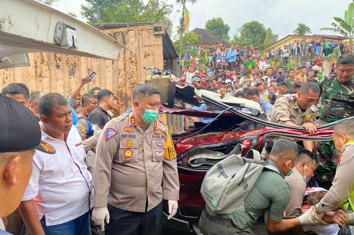 Evakuasi korban di dalam Toyota Rush yang digilas truk tronton bersama 4 mobil lain di Simalungun, Sumatera Utara