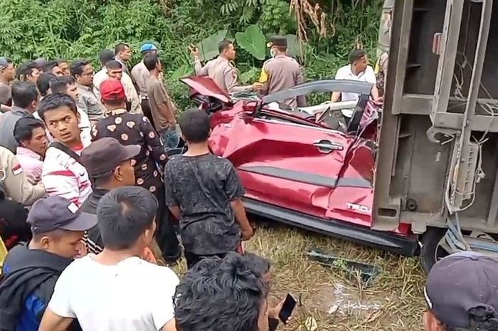 Toyota Rush salah satu dari 5 mobil yang digilas truk tronton bersama 5 motor di Siantar Simalungun, Sumatera Utara