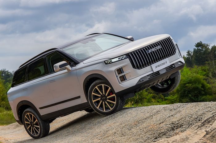Jaecoo J7 saat dites off-road di Malaysia.