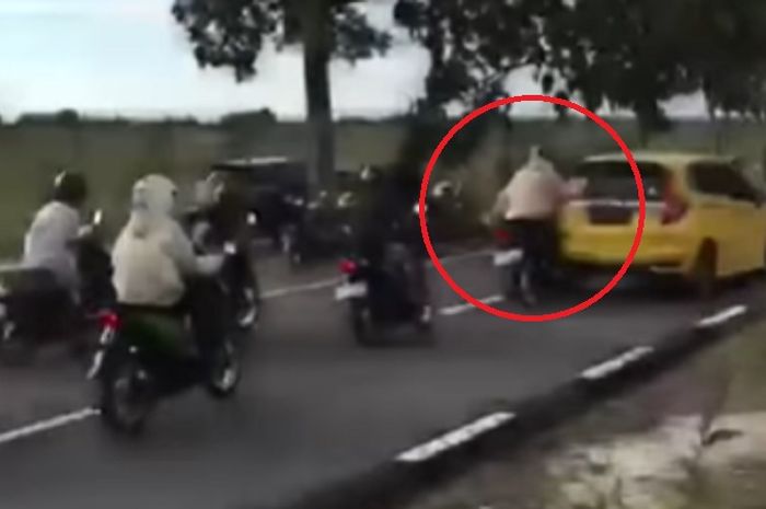 Honda Vario sundul Honda Jazz pas lagi balap liar. Pemotor jumpalitan di tengah jalan