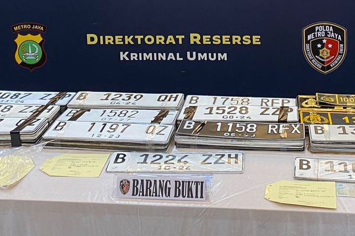 Barang bukti pemalsuan pelat dewa palsu alias abal-abal