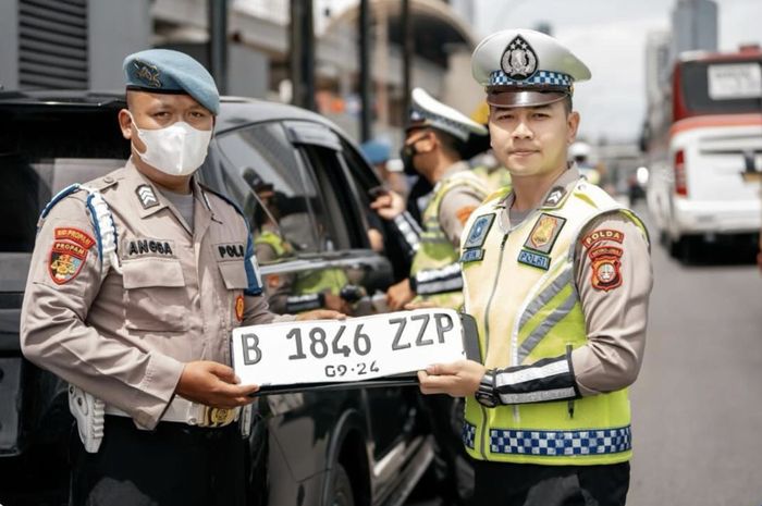 Ditlantas Polda Metro Jaya menindak mobil yang menggunakan pelat nomor rahasia terbaru palsu B 1846 ZZP