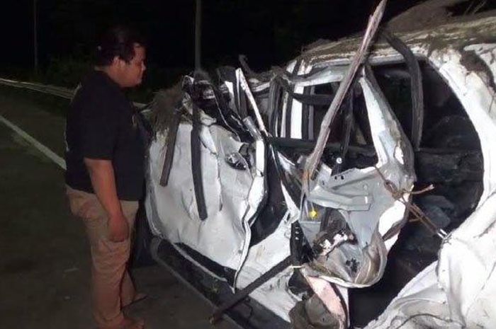 Toyota Fortuner Gus Aab PBNU yang alami kecelakaan terbalik di tol Ngawi-Solo KM 549/B desa Kedungharjo, Mantingan, Ngawi