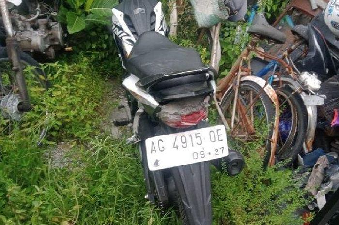 Honda Sonic 150 yang terlibat kecelakaan dengan Daihatsu Espass pikap di jalan raya desa Pojok, Wates, Kedir, Jawa Timur