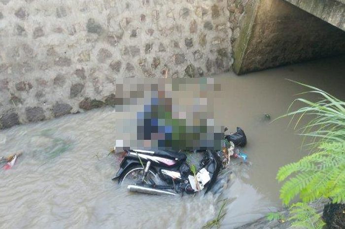 Pria 52 tahun ditemukan tewas di dasar sungai Ngambakan, desa/kecamatan Kauman, Ponorogo, Jawa Timur beserta Honda Astrea Grand yang dikendarainya