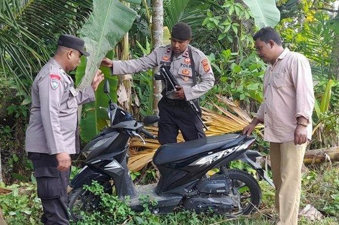 Anggota Polsek Paya Bakong temukan Honda BeAT di tepi sungai yang dilaporkan hilang semalam sebelumnya di gampong Meunasah Meuria, Paya Bakong, Aceh Utara