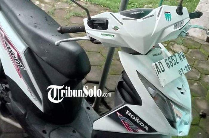 Honda BeAT tak bertuan ditemukan di irigasi persawahan kondisi kunci starter nyala. 