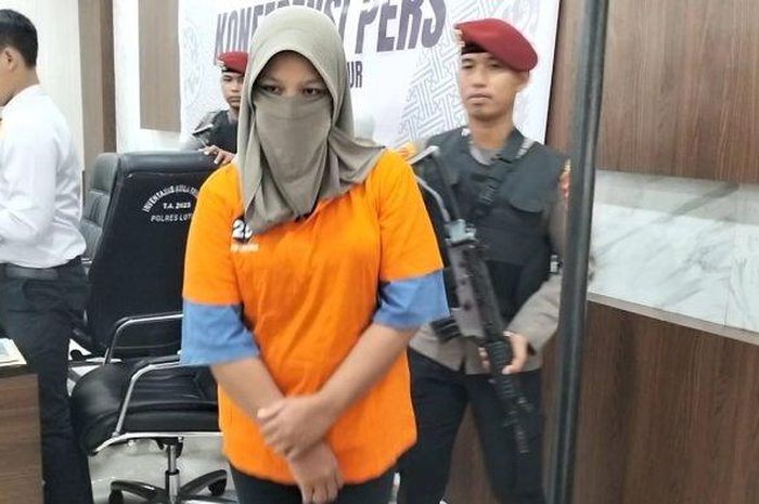 Seorang janda berinisial F (33) dibekuk Polisi karena menjadi Polwan Gadungan demi bisnis calo pengurusan SIM abal-abal dengan tarif Rp 200-400 ribu