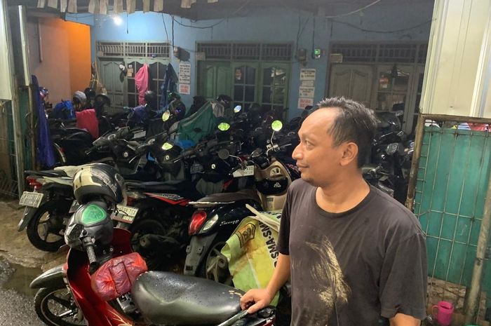 Adul Kodir (42) pemilik lokasi parkir motor di halaman rumah dekat stasiun Cakung, Jakarta Timur