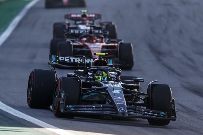 Geger! Lewis Hamilton dikabarkan sudah teken kontrak dengan Ferrari untuk musim balap F1 2025.