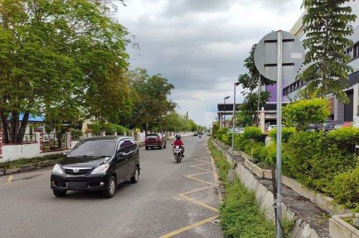 penampakan marka zig-zag warna kuning di pinggir jalan, ini artinya
