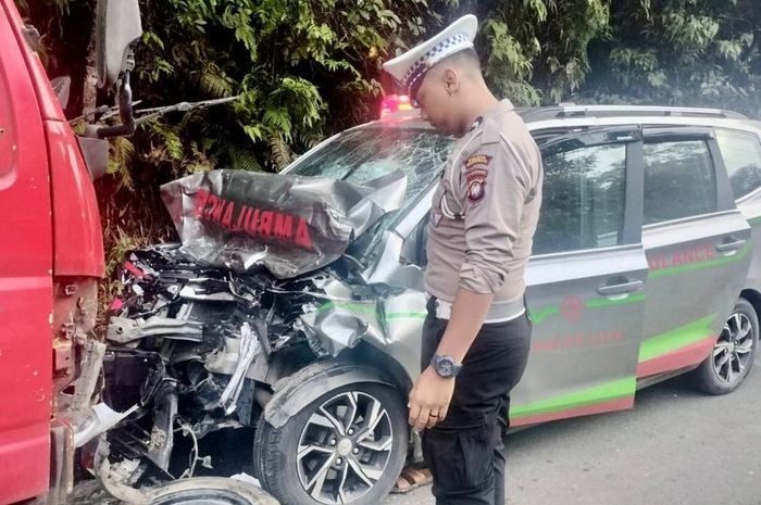 Ambulans bawa pasien tabrak truk boks dari arah berlawanan di tanjakan jalan trans Kalimantan, desa Selingan, Tayan Hilir, Sanggau, Kalimantan Barat