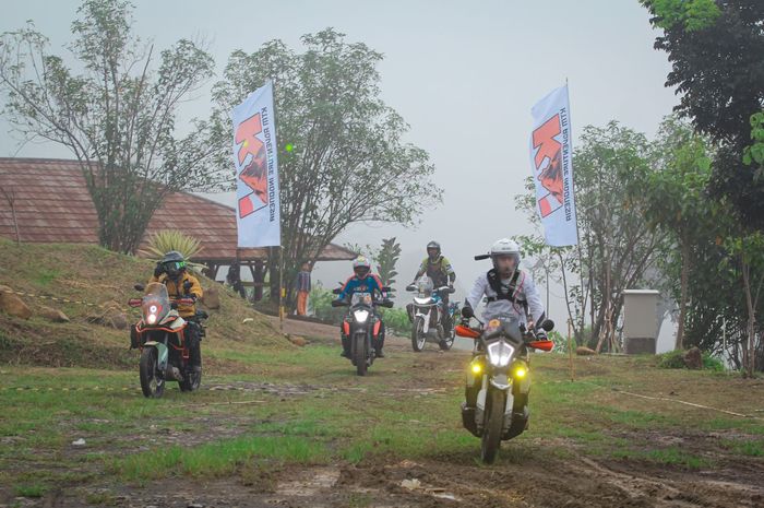 Para peserta KTM Adventure Indonesia (KAI) mengikuti kegiatan pelatihan berkendara bertajuk KAI Academy 2024 pada Sabtu (27/1/2024) di Desa Pelangi Sentul, Bogor, Jabar