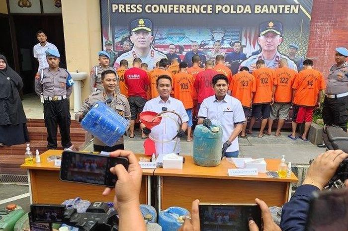 Konferensi pers pengungkapan kasus penyalahgunaan Pertalite oleh Polda Banten