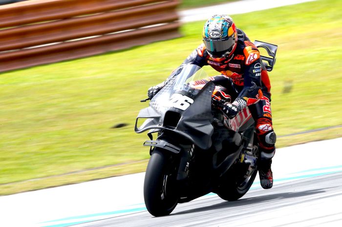 Komponen sayap baru terpasang di bagian spakbor depan KTM RC16, pada shakedown test MotoGP 2024 di Sirkuit Sepang