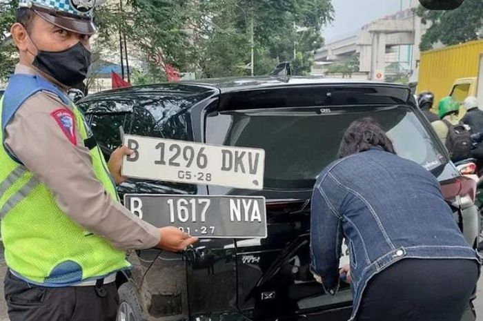 Seorang pengendara kembali kena penindakan karena gunakan pelat nomor palsu