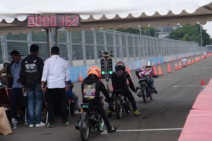 Suasana balap drag bike dalam event Ancol Jakarta Supersport Championship (AJSC) 2024 Round 1 yang digelar di sirkuit Jakarta International E-Prix Circuit (JIEC)