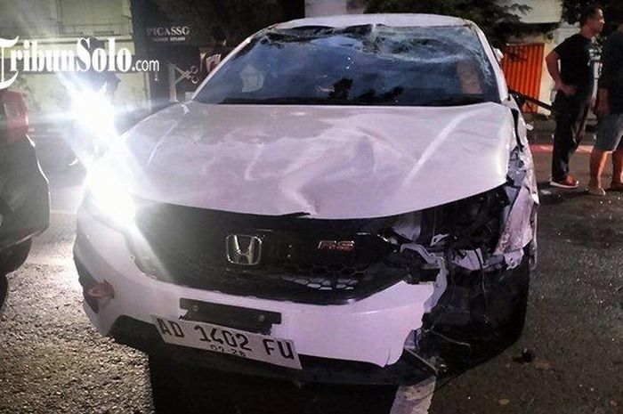 Honda City Hatchback porak-poranda usai terbalik di Jl Slamet Riyadi Solo akibat terjang 3 mobil dan 3 motor parkir