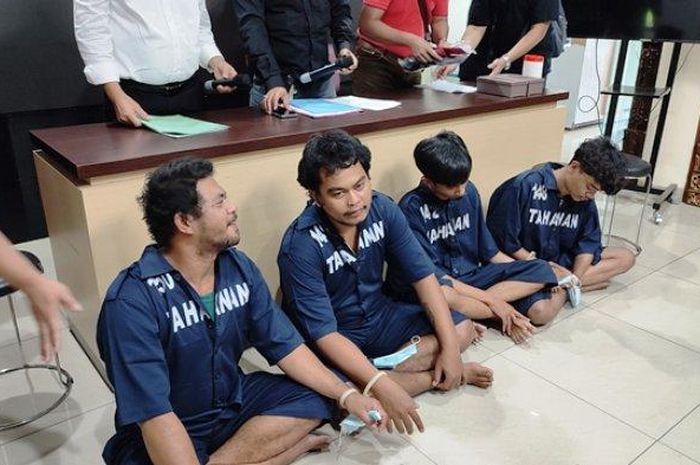 Muhammad Agung Budiyono, Ryhan Al-Khautsar Setiawan, Slamet Riyanto dan Ervin Mulyanto dibekuk saat bisnis Yamaha Jupiter MX 135 Rp 1 juta