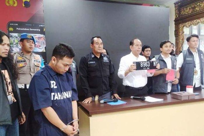 Muhammad Zaenudin alias Udin (34) memakai baju tahanan karena menjadi tersangka maling Toyota Avanza 2009 milik dokter RSUP Kariadi Semarang