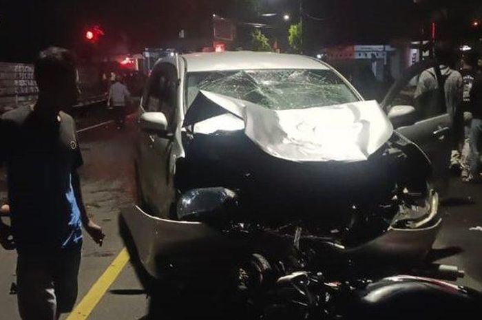 Toyota Avanza yang terlibat adu banteng dengan Honda Supra X 125 di jalan raya Wonosari-Paliyan, Wonosari, Gunungkidul, Yogyakarta