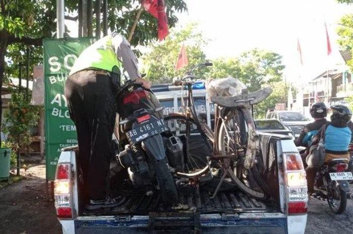 Honda Vario 125 dan sepeda kumbang terlibat kecelakaan di Jl Parangtritis KM 8,5 Timbulharjo, Sewon, Bantul