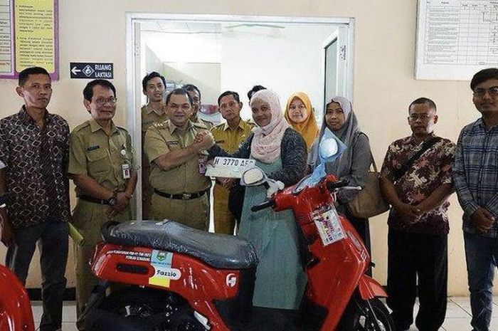 Bupati Kabupaten Semarang, Ngesti Nugraha serahkan Yamaha Fazzio ke Masyitoh warga desa Lopait, Tuntang karena taat bayar PBB