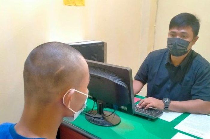 GRP (30) saat diinterogasi Polisi atas perbuatannya maling Yamaha Mio Soul GT milik warga Kaliori, Kalibagor, Banyumas
