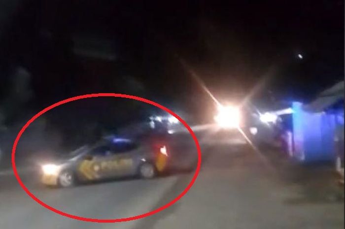 Mobil patroli Polsek Wara Selatan terekam kejar truk malam-malam