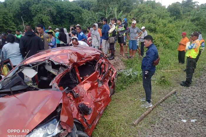 Toyota Agya berisi dua orang tertabrak KRL Commuter Line asal Jakarta di perlintasan kereta desa Cilaku, Tenjo, kabupaten Bogor, Jawa Barat