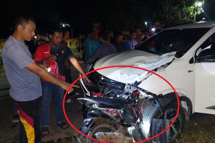 Dalam lingkaran merah, Toyota Rush tertancap di sela roda depan kiri Toyota Rush setelah terlibat benturan di Jl Panglima Angin, Tempilang, Bangka Barat, Kepulauan Bangka Belitung