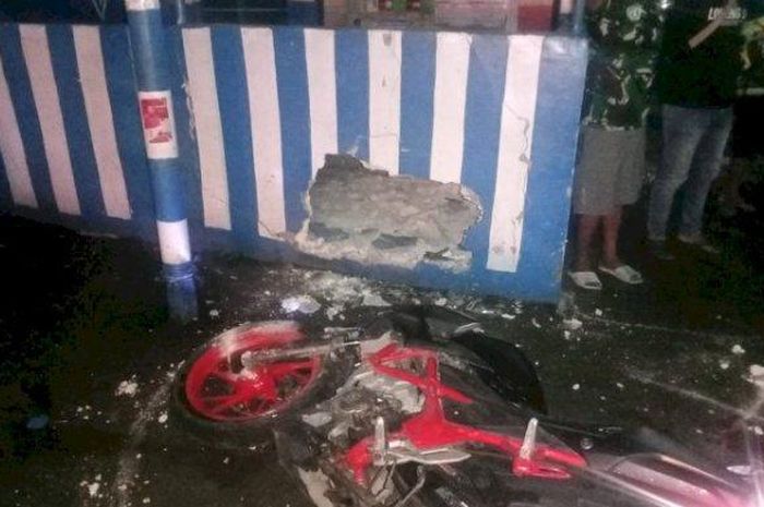 Honda CB150R terlibat benturan kuat lawan tembok pos polisi di Kupang