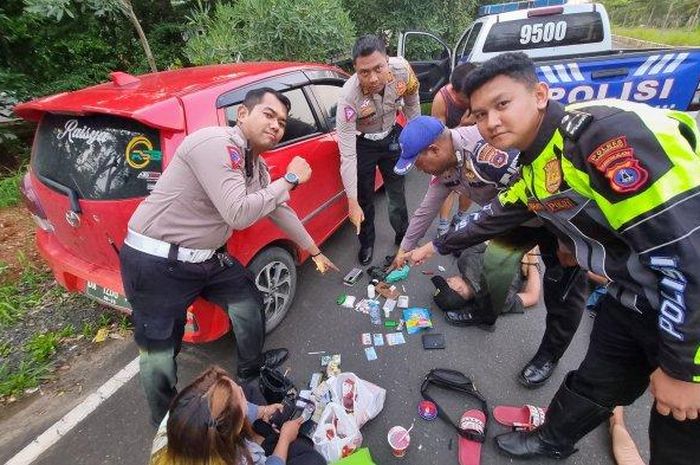 Anggota Satlantas Polres Banjarbaru meringkus dua wanita dan dua pria yang pesta sabu-sabu di dalam kabin Toyota Agya di Kompleks perkantoran Pemprov Kalsel