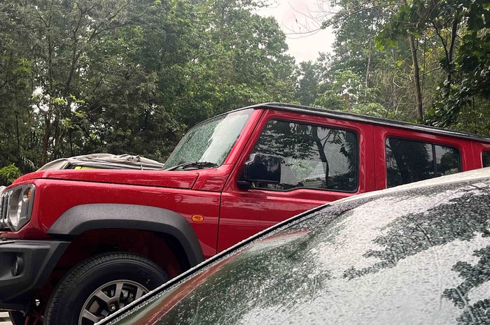 Mobil yang diduga Suzuki Jimny 5 pintu, dengan warna merah yang keren. Kedapatan berada di kawasan Kemayoran, Jakpus
