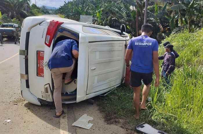 Ambulans pelat merah milik Puskesmas Sungai Nyamuk, Pulau Sebatik, Nunukan, Kalimantan Utara berbasis Toyota Kijang Innova terguling
