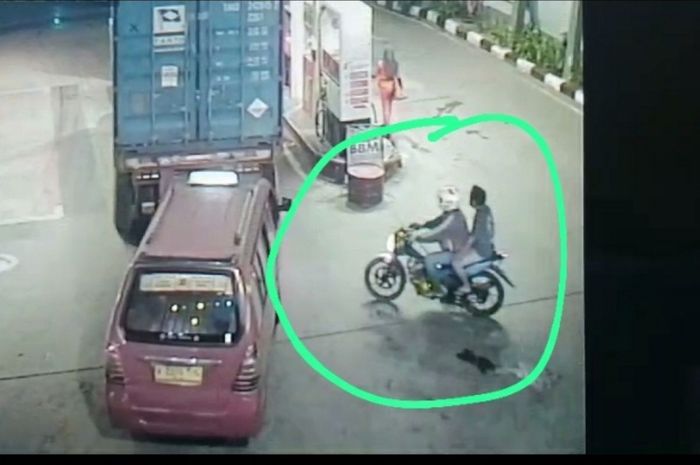 Dalam lingkaran hijau, dua pria menaiki Suzuki Satria F150 pelaku maling duit Rp 9,7 juta di laci SPBU Tanjung Priok, Jakarta Utara