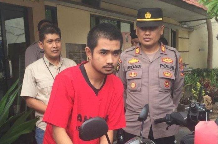 Jaka Firly alias Glewoh berbaju tahanan Polsek Mulyorejo Surabaya karena maling Yamaha Mio Soul