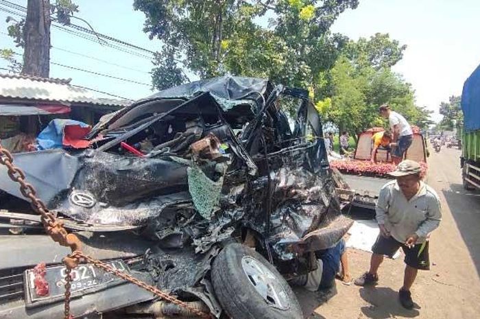 Daihatsu Gran Max yang terlibat kecelakaan dengan Honda HR-V dan truk di jalur pantura, desa Blumbungan Lor, Gending, kabupaten Probolinggo