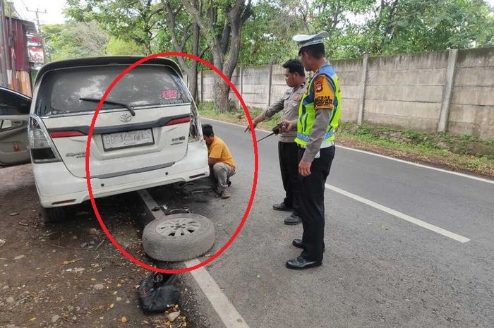 Dalam lingkaran merah, sudut kanan belakang Toyota Kijang Innova yang disabet pemotor bernama Abimanyu Hardjo Wibowo (26) hingga terpental masuk ke kolong truk