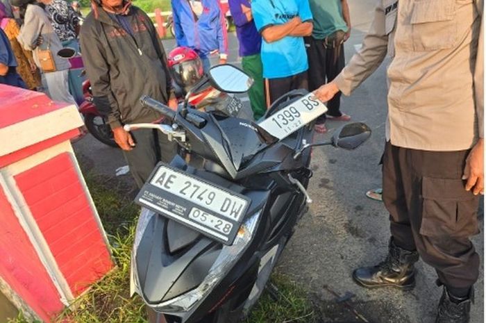 Honda BeAT milik korban tewas akibat jatuh kesundul motor belakang lalu disambut mobil di Magetan, Jawa Timur