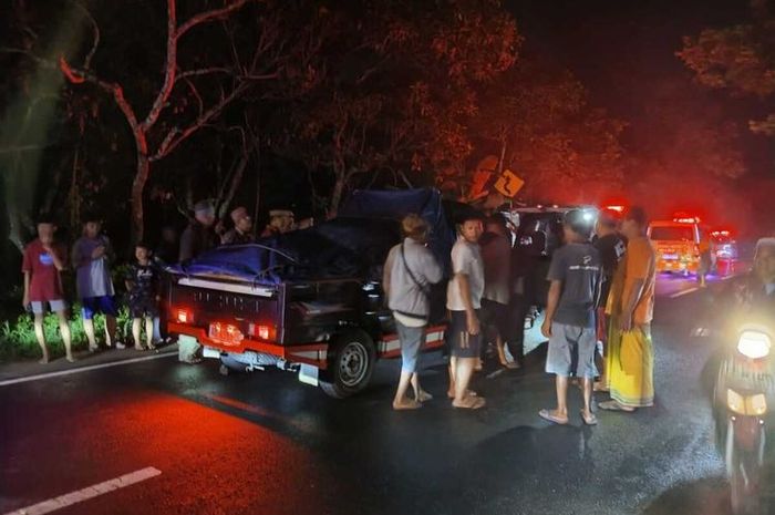 Suzuki Carry pikap malam-malam berhenti mendadak di tengah jalan karena sopir kolaps lalu meninggal di Semaken 2, Banjararum, Kalibawang, Kulon Progo