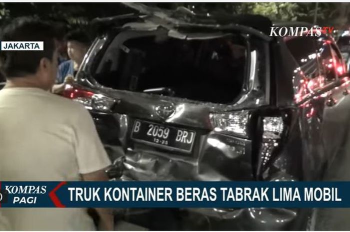 Toyota Kijang Innova yang terlibat kecelakaan beruntun dengan truk kontainer bersama Nissan March, Honda Mobilio dan Toyota Rush di flyover Cengkareng