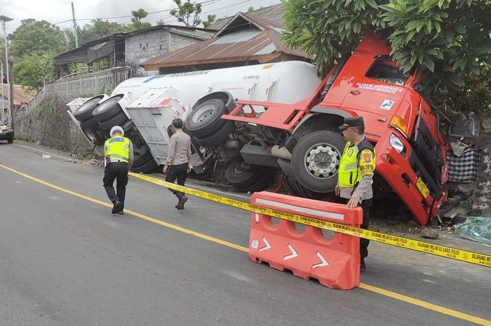 Truk tangki LPG Pertamina tebas teras rumah warga hingga mengangkang bersandar di rumah warga desa Pacung, Tejakula, Buleleng, Bali