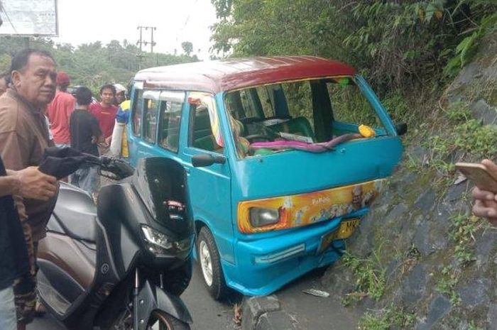 Angkot tujuan Politeknik Manado kecelakaan tunggal tabrak tanggul tepi jalan di Jl AA Maramis Kairagi Manado