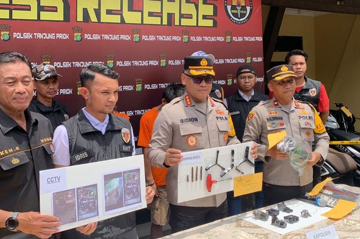 Jumpa pers penangkapan dua pelaku maling 12 motor oleh Polsek Tanjung Priok dihadiri Kapolres Metro Jakarta Utara, Kombes Pol Gidion Arif Setyawan