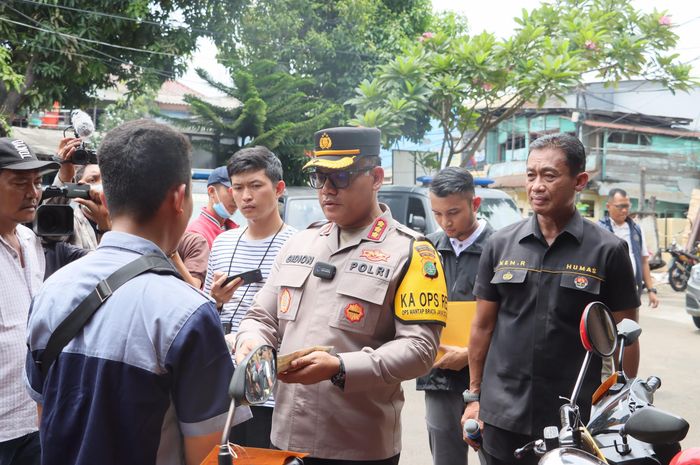 Warga menerima kembali motor yang diserahkan Kapolres Jakarta Utara, Kombes Gidion