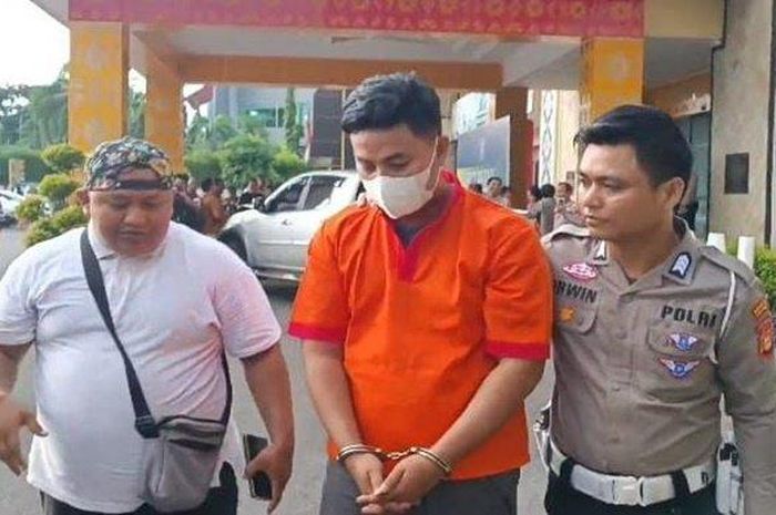 Dwiki Arif Samriano (29), pegawai honorer BPN Banyuasin serahkan diri ke Polisi usai tabrak lari pengendara ojol dan penumpang hingga tewas menggunakan Mitsubishi Strada Triton 