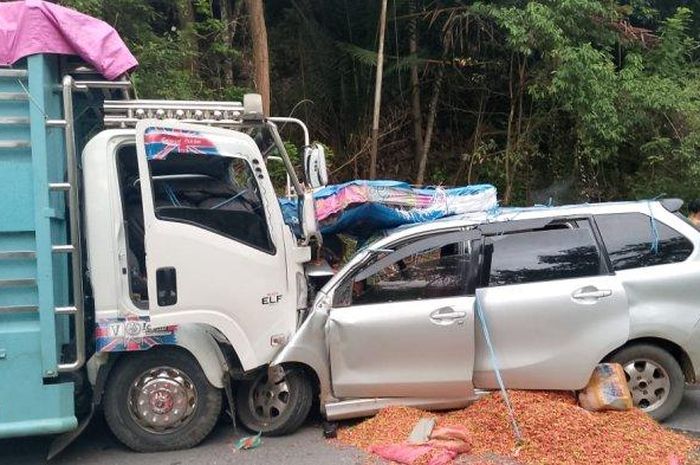 Toyota Avanza tabrak truk Isuzu NMR71 di jalan raya Kolaka-Kendari, Horodopi, Mowewe, Kolaka Timur, Sulawesi Tenggara