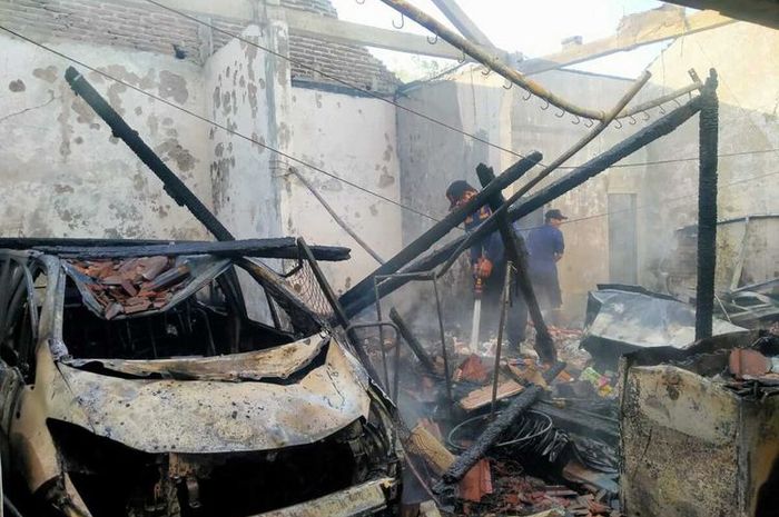 Honda Freed hangus jadi bangkai saat kebakaran dan ledakan menimpa toko di Ngrampal, Sragen, Jawa Tengah